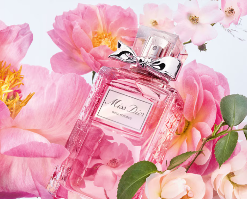 Sfeervolle foto van Miss Dior Rose N’Roses 50 ml tussen roze rozen.