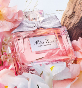 Sfeerbeeld van Miss Dior 50 ml met zachte, romantische styling.